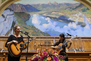 Meimuna (à droite) lors d'un concert au Palais fédéral en 2021 (archives). KEYSTONE/ANTHONY ANEX